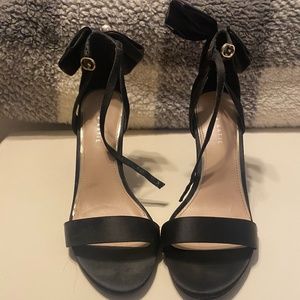 Kelly and Katie bow heels